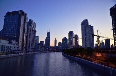 傍晚漫步蘇州河，穿越上海的時(shí)光之廊